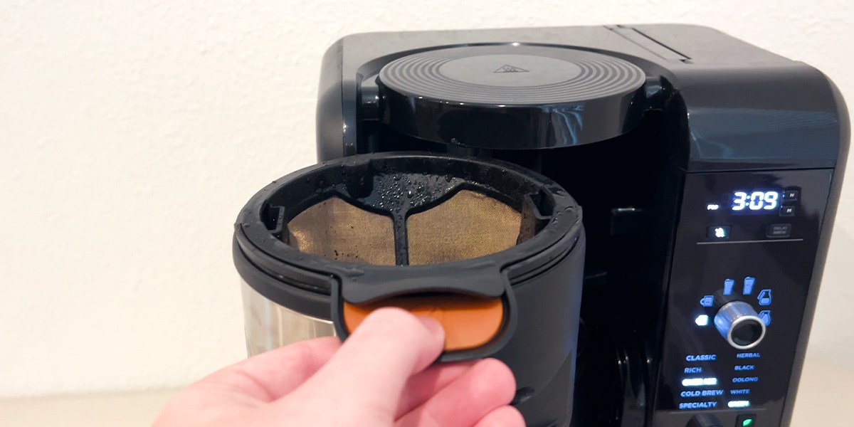 Hand removing Ninja CP307 coffee filter basket Hand removing Ninja CP307 coffee filter basket