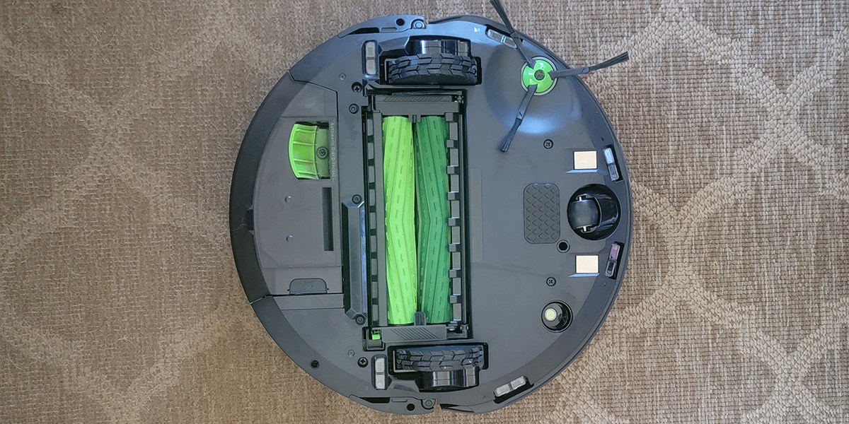 Underside of Roomba Combo j7+ with retractable mop Underside of Roomba Combo j7+ with retractable mop