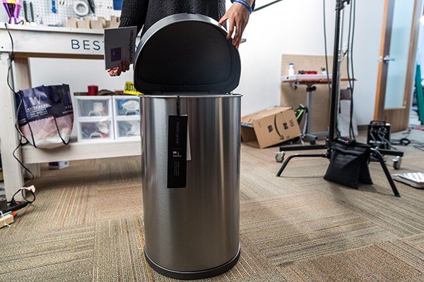 How do touchless trash Cans work?