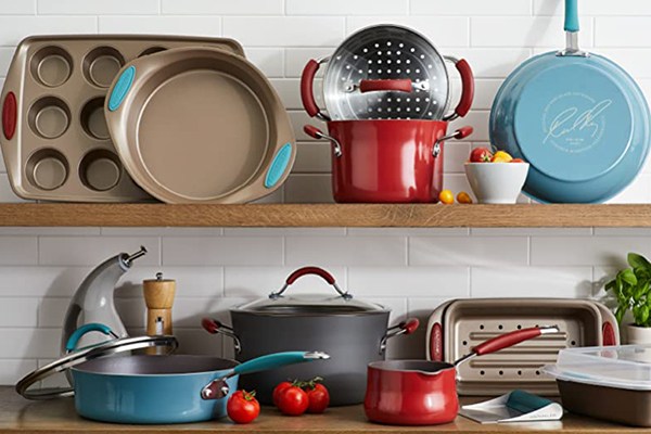 https://cdn10.bestreviews.com/images/v4desktop/image-full-page-600x400/steamer-pots-and-pans-930a0d.jpg?p=w900