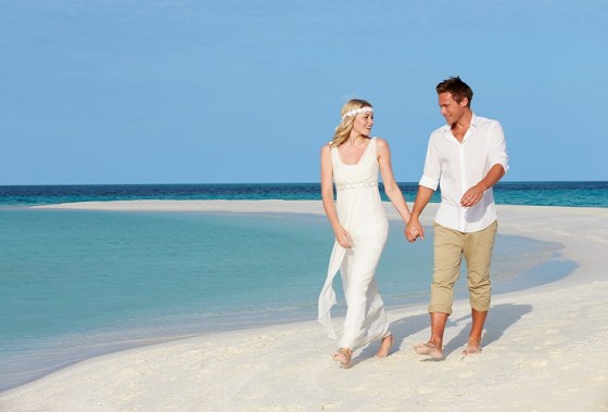 The best beach wedding attire for men, no matter the weather